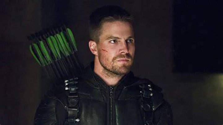 Arrow star Stephen Amell shows off abs in beachside family snap Daily