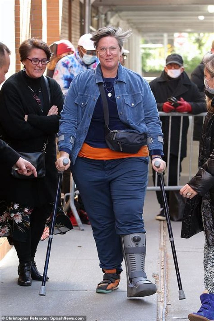 Aussie comedian Hannah Gadsby arrives on crutches to film US talk show