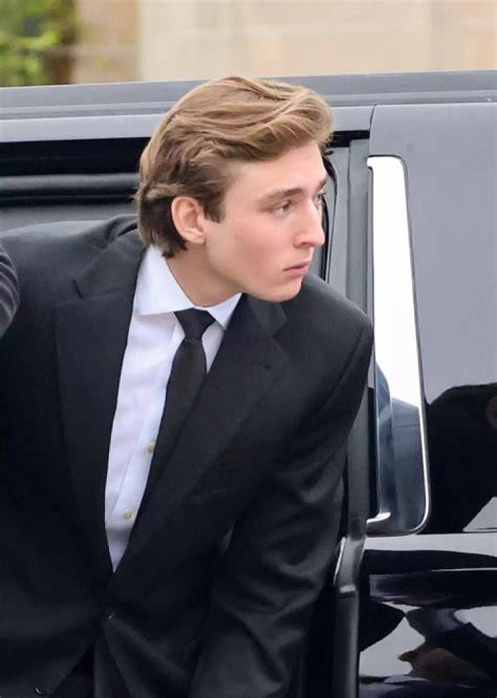 Barron Trump reaparece junto a su familia, está irreconocible y altísimo