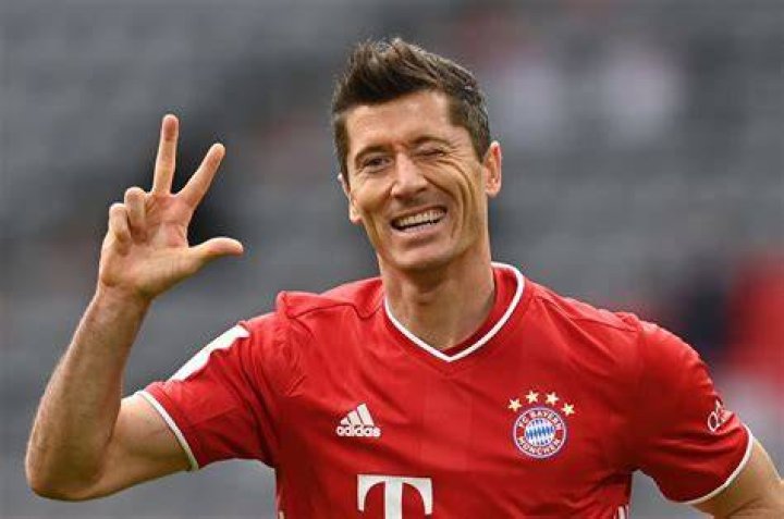Bayern dominates Eintracht with Lewandowski hattrick, keeps trailing