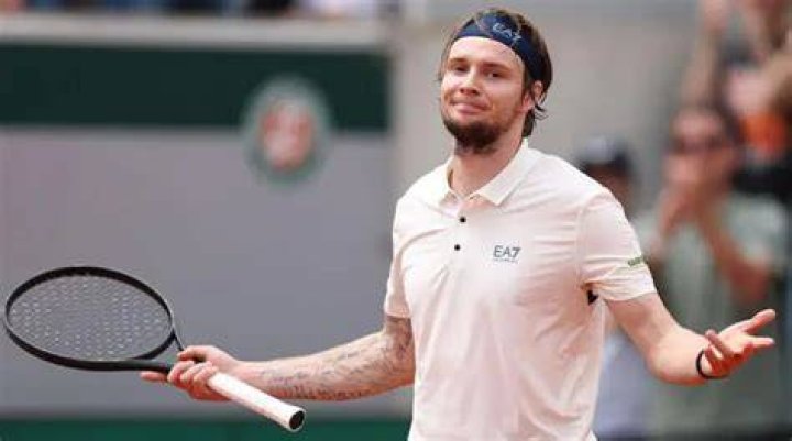 Bublik's girlfriend supporting Alexander during his match vs Zverev in