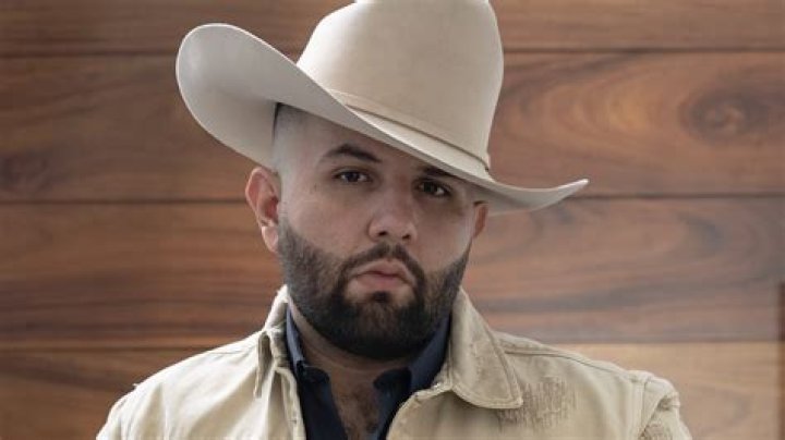 Carin Le&oacute;n Sings His Heart Out In Tragic 'Cobarde' Music Video
