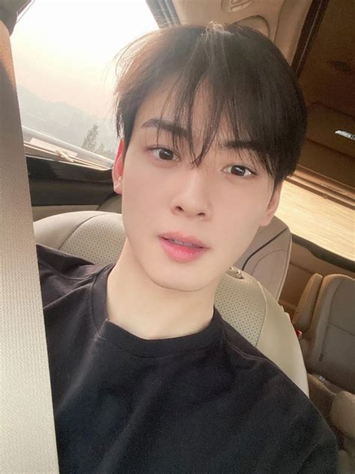 Cha Eunwoo is preparing his first solo album, targeting the first ha