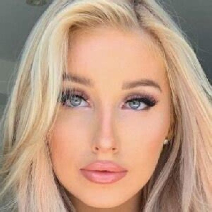 Charlotte Parkes Bio, Facts, Family Life of the YouTuber