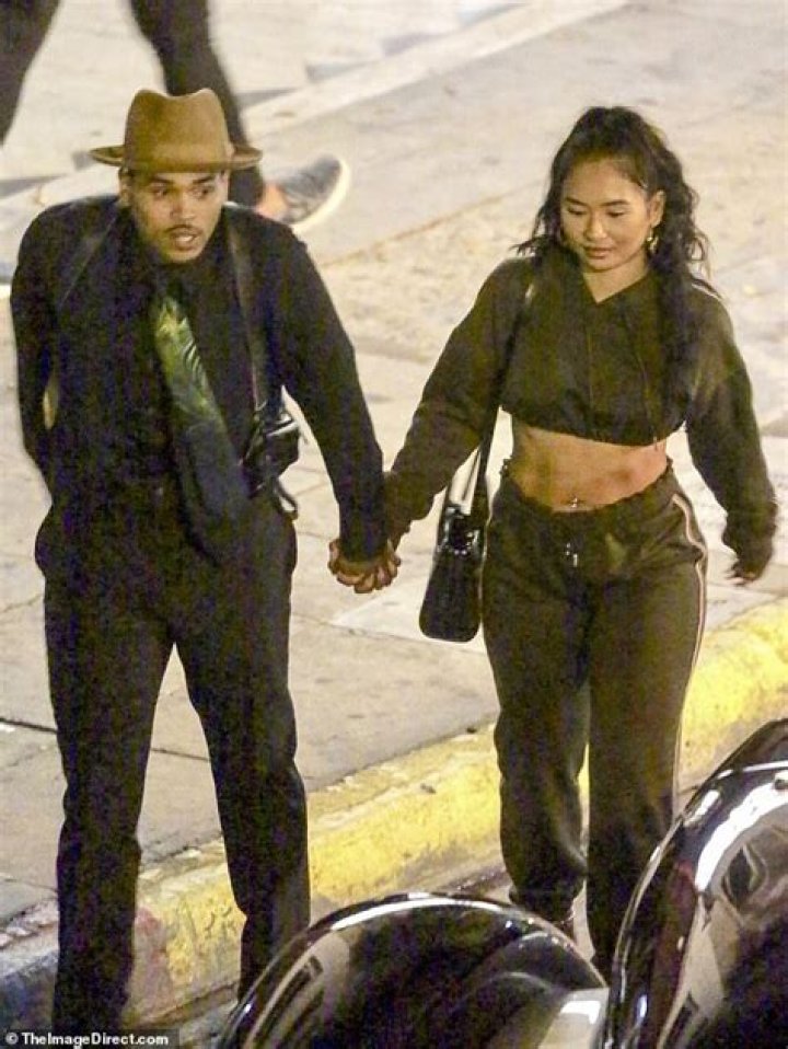 Chris Brown si tiene per mano con la 'ex fidanzata' Ammika Harris sul