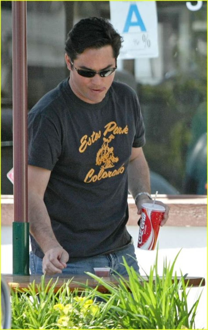 Dean Cain Uses His Super Eating & Kissing Powers Photo 1056791