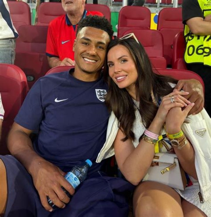 Ellie Alderson Là Ai? Cuộc Đời Của Bạn Gái Cầu Thủ Ollie Watkins