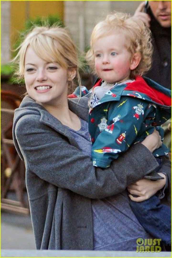 Emma Stone Baby Duty with Andrew Garfield! Photo 2654312 Andrew