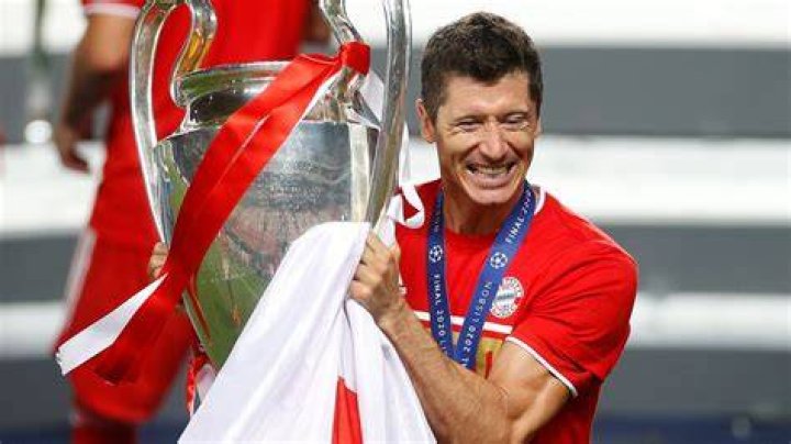 Jamie Carragher hilariously pretends to translate Robert Lewandowski