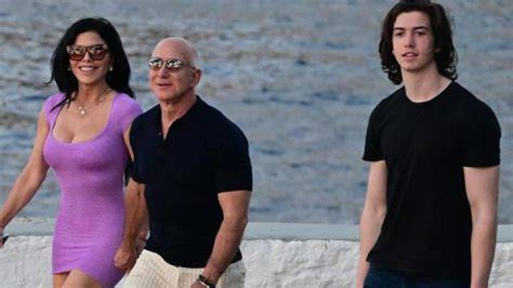 Jeff Bezos takes his kids out in New York after finalizing divorce from