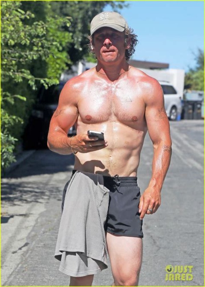 Jeremy Allen White runs shirtless after his divorce Telling Truth