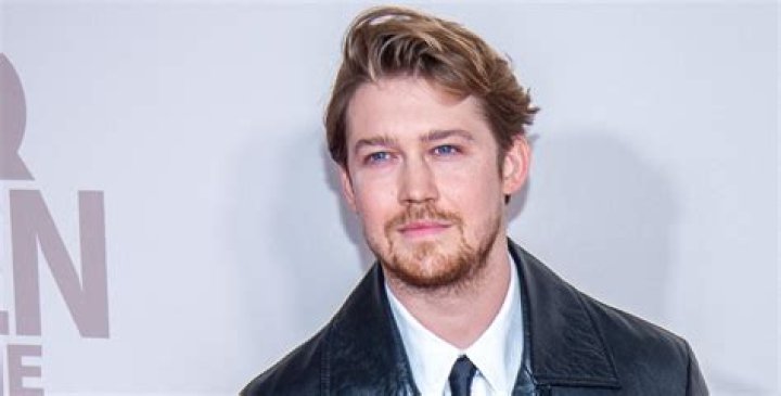 Joe Alwyn Net Worth Here's How Rich Taylor Swift's Boyfriend Is