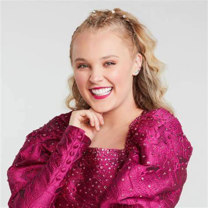 Jojo Siwa Biography 2023 Age, net worth, height, mom, hair cut