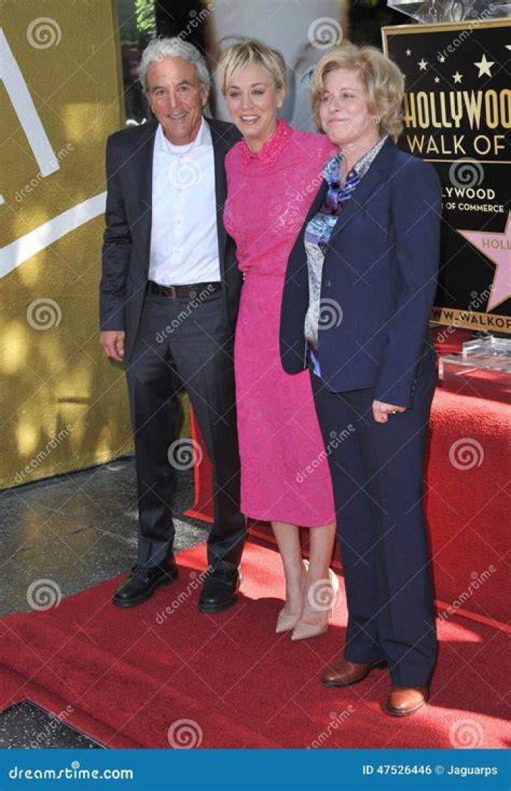 Kaley Cuoco & Parents & Sister Editorial Stock Photo Image of pink