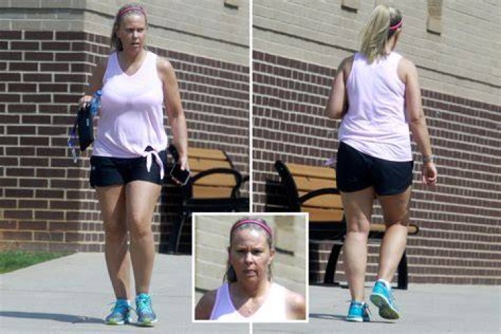 Kate Gosselin, 47, shows off legs in short shorts on rare outing after