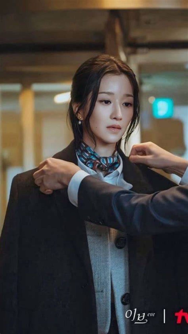 Kdrama Eve's new poster features actor Seo Yeji in a regal pose