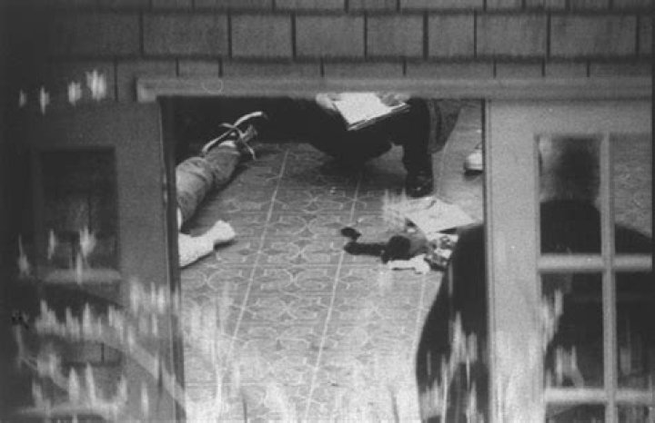 Kurt Cobain death scene photos 1 dBTechno