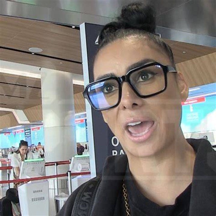 Laura Govan Writing TellAll, Hints Sister Slept With ExFiance Black