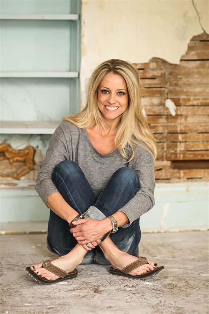 Nicole Curtis 2024 dating, net worth, tattoos, smoking & body