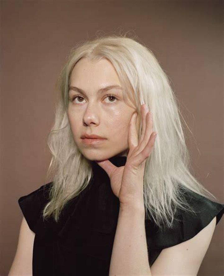 Phoebe Bridgers says &ldquo;fans&rdquo; &ldquo;bullied&rdquo; her on way to father&rsquo;s funeral