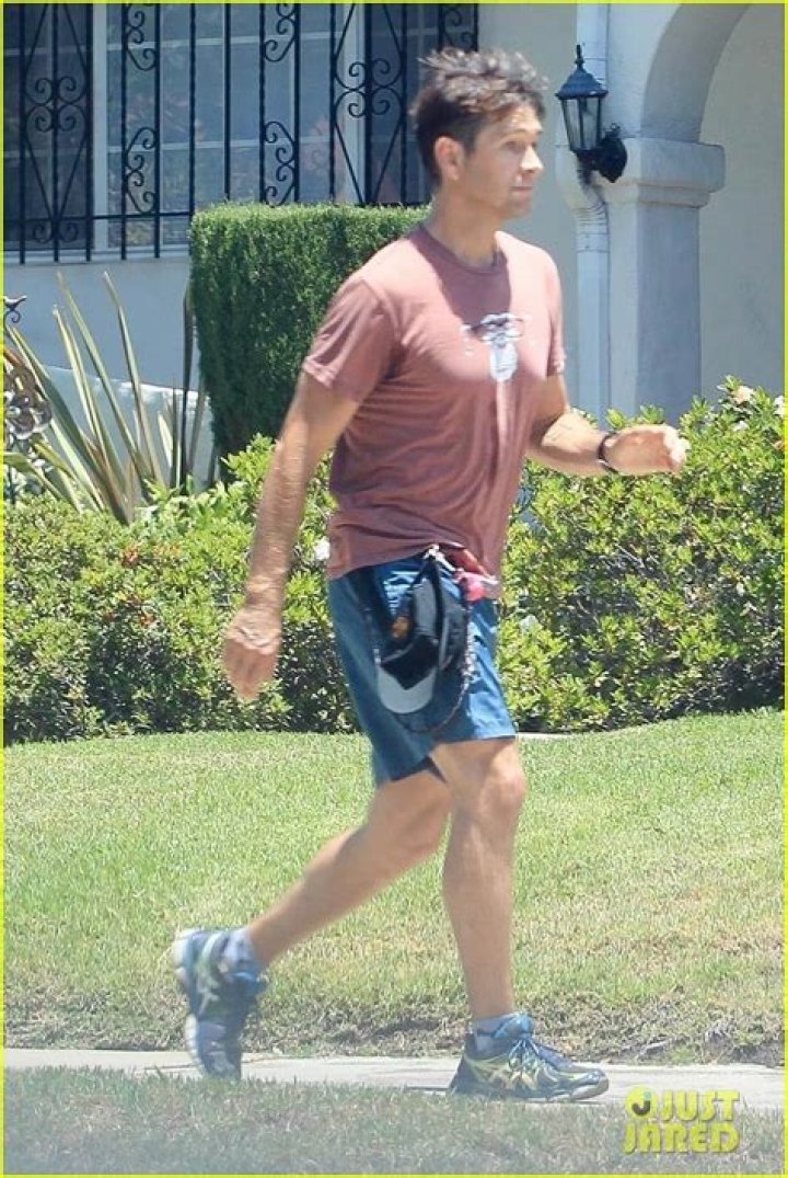 Photo antony starr outdoor workout 07 Photo 4465871 Just Jared