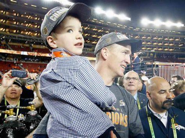 Photos Peyton Manning&rsquo;s 4yearold son joins pregame workout WTOP News