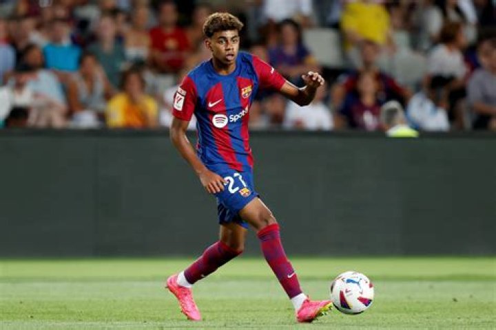 Picture of Lamine Yamal as child escort with Ramos in El Clasico goes