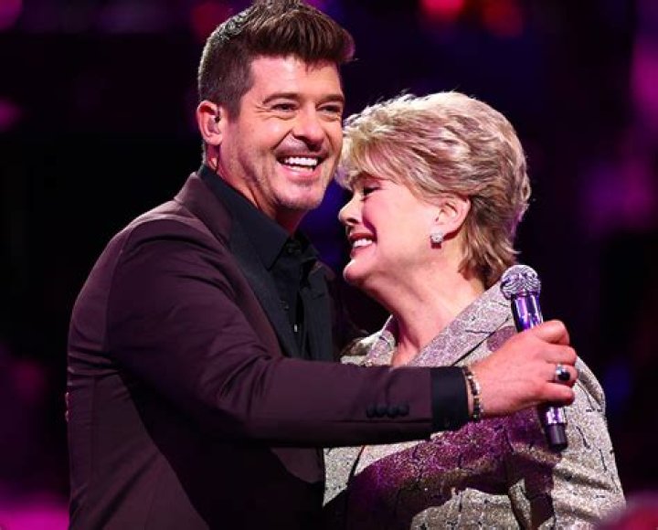 Robin Thicke Performs Duet With Mother Gloria Loring