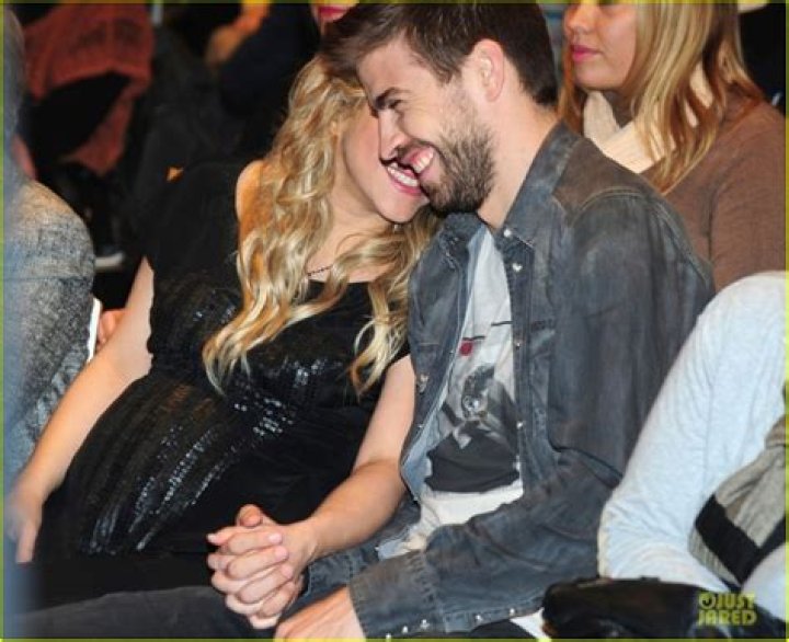 Shakira pregnant belly translucent shirt.. Shakira and Gerard Piqué