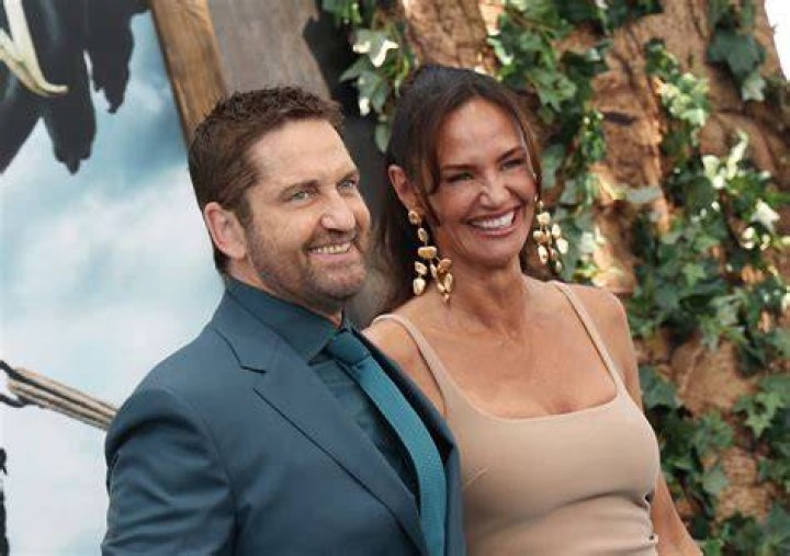 She and thenboyfriend Gerard Butler stayed close on the red carpet