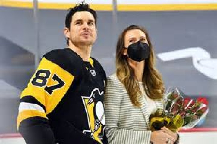 Sidney Crosby & His Girlfriend Keep Their Personal Life Under Wraps