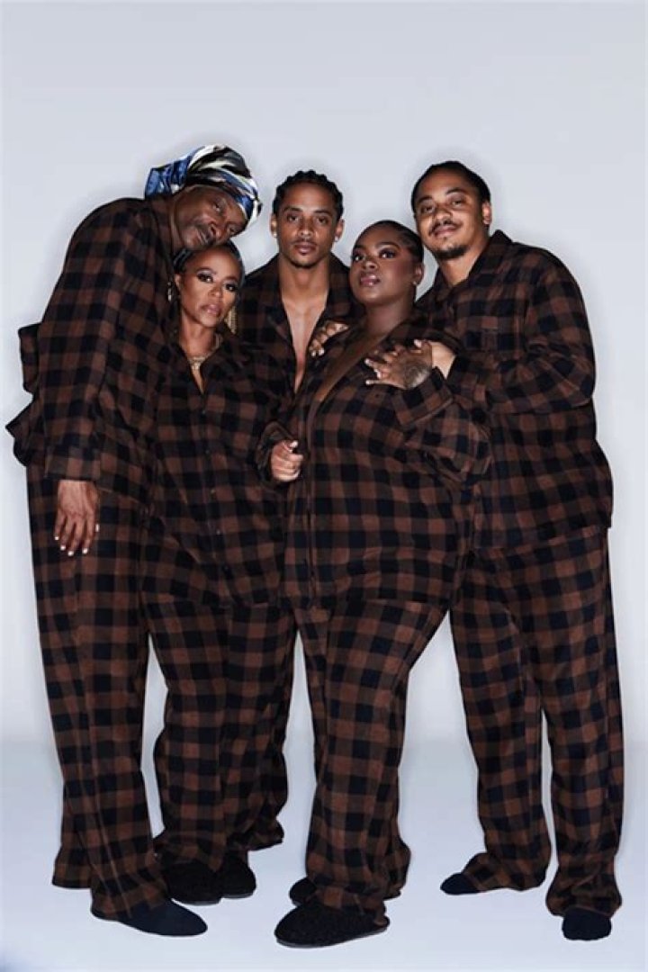 Snoop Dogg gets cozy alongside wife, kids and grandkids in rare family