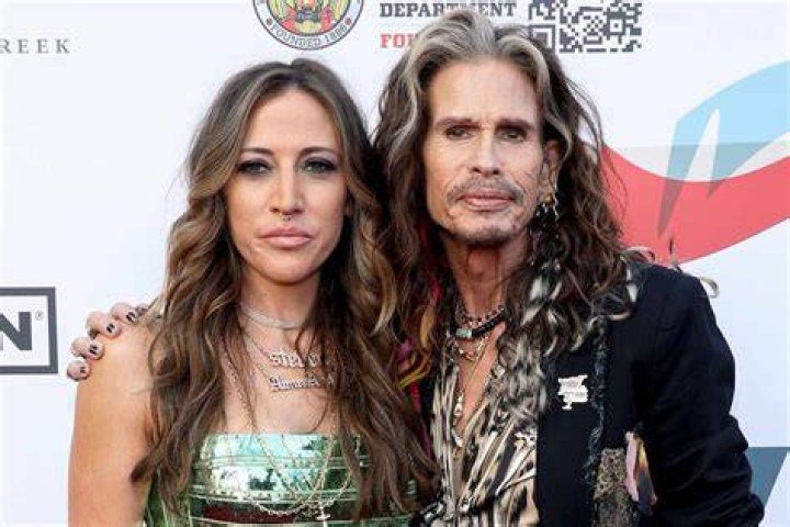 Steven Tyler & Girlfriend Aimee Preston Share Kiss at Grammy Awards