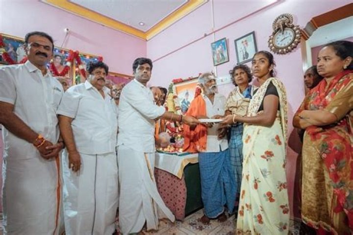 Tamil Nadu Annamalai Hands Over Rs 10 Lakh Cheque On Behalf Of BJP To
