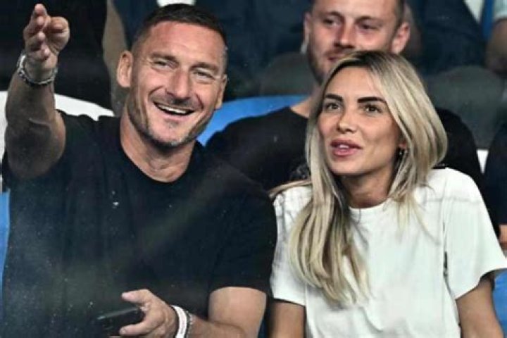 Totti and Noemi Bocchi already in the air of crisis? Suspects and clues