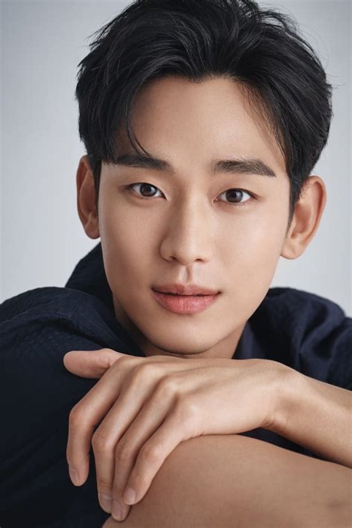 Who Is Korean Actor Kim SooHyun Dating?